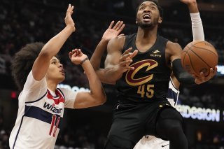 Kyshawn George (à gauche) au duel avec Donovan Mitchell avant de se blesser. KEYSTONE/AP/Sue Ogrocki